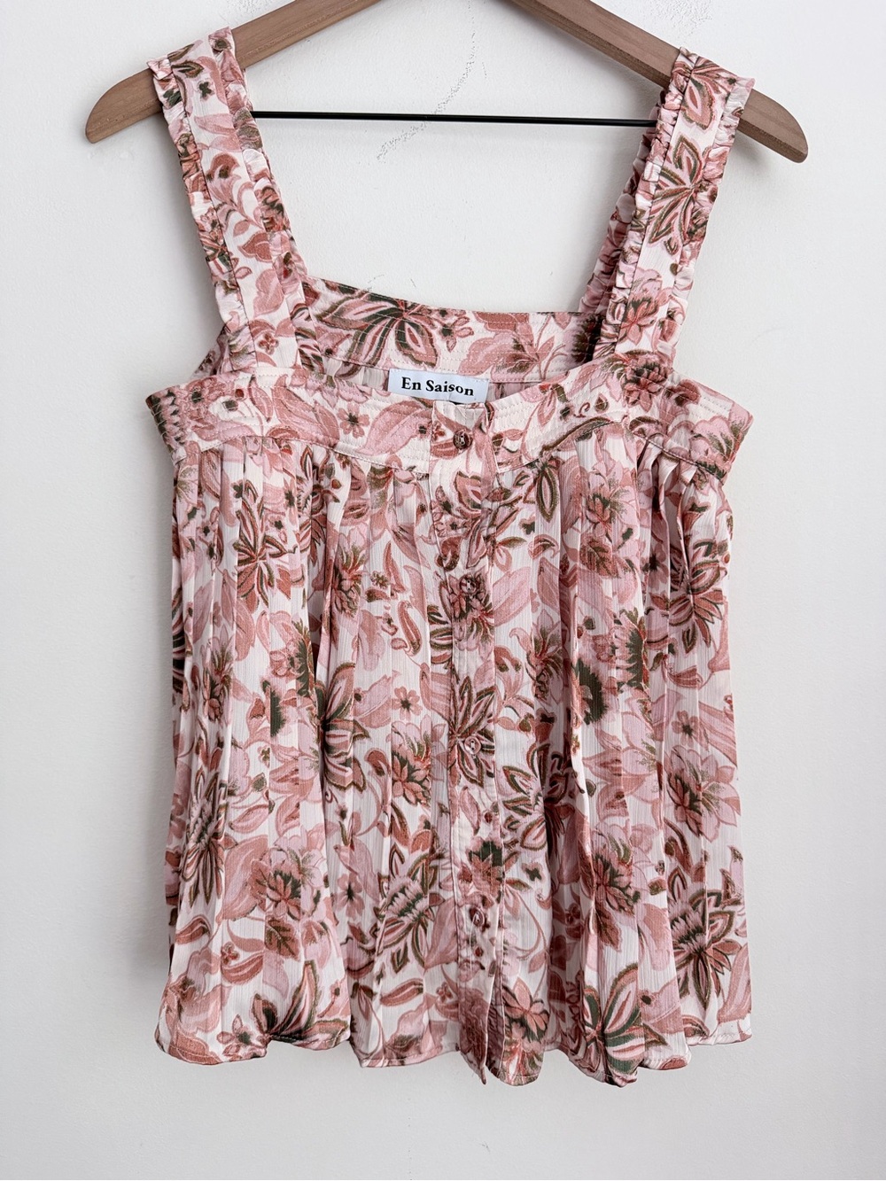 En Saison floral top wide strap pleated button front M
